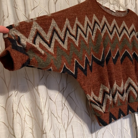 Chevron pattern blouse. - Picture 2 of 7